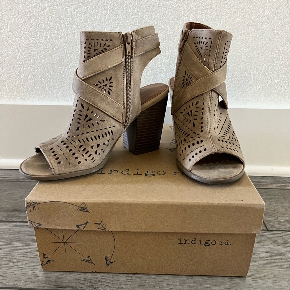 Indigo rd. Taupe Block Heel Peep-toe Shoes Size 7